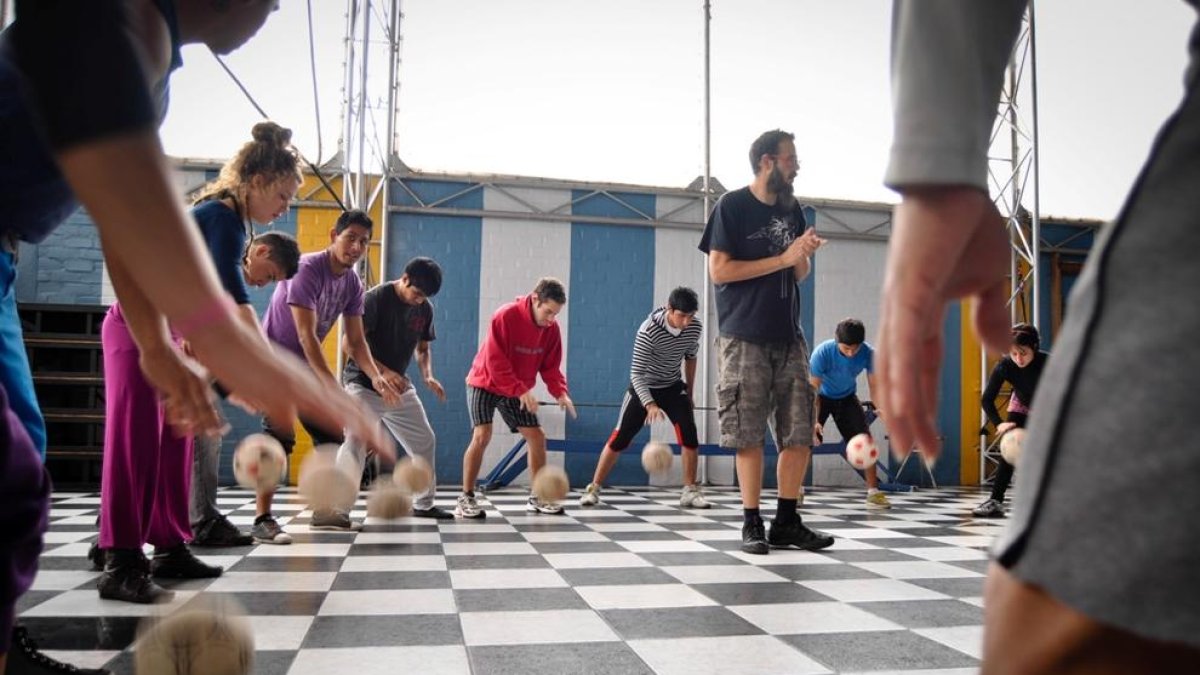 Fer música amb pilotes de bàsquet