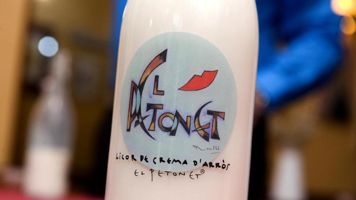 imatge de l'ampolla de la nova beguda de les festes, 'El Petonet'.