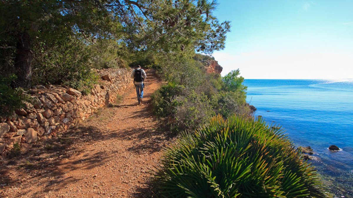 Els fardells trobats al mar es trobaven a la Cala Maria de l'Ampolla.