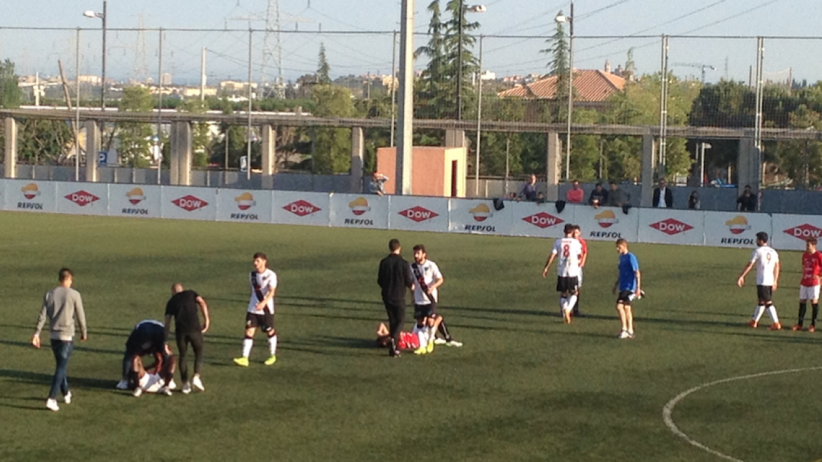 Los jugadores del CF La Pobla derrotados, después del partido.