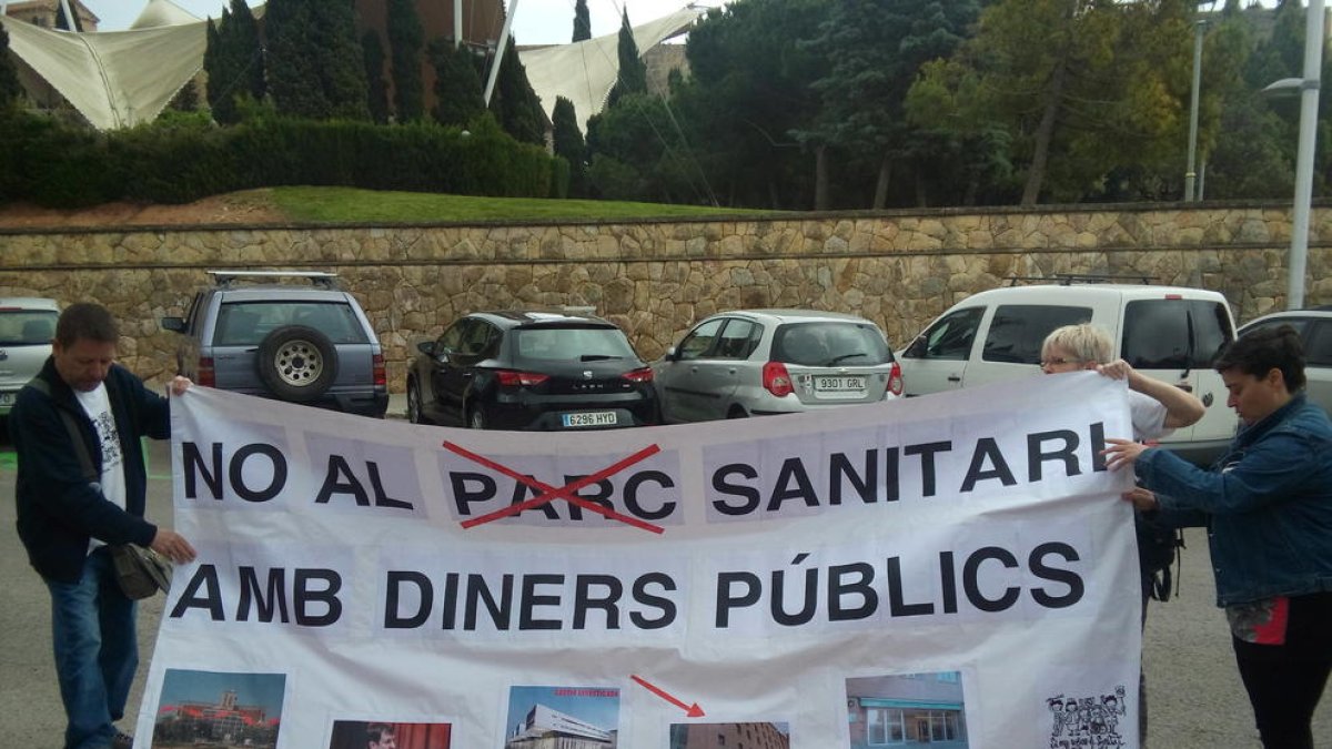 Membres del Grup de Defensa de la Sanitat Pública, davant dels Serveis Territorials de Sanitat.