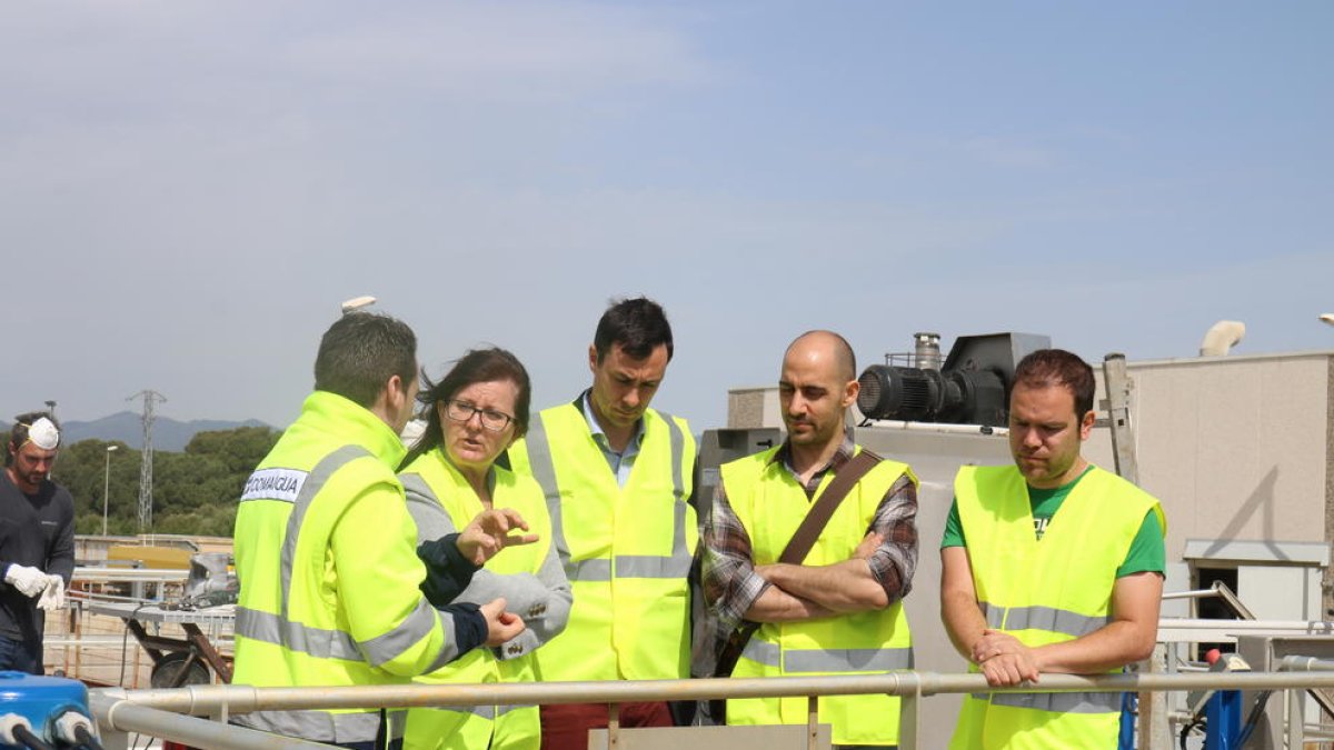 La alcaldesa, Camí Mendoza, durante la visita a las obras.