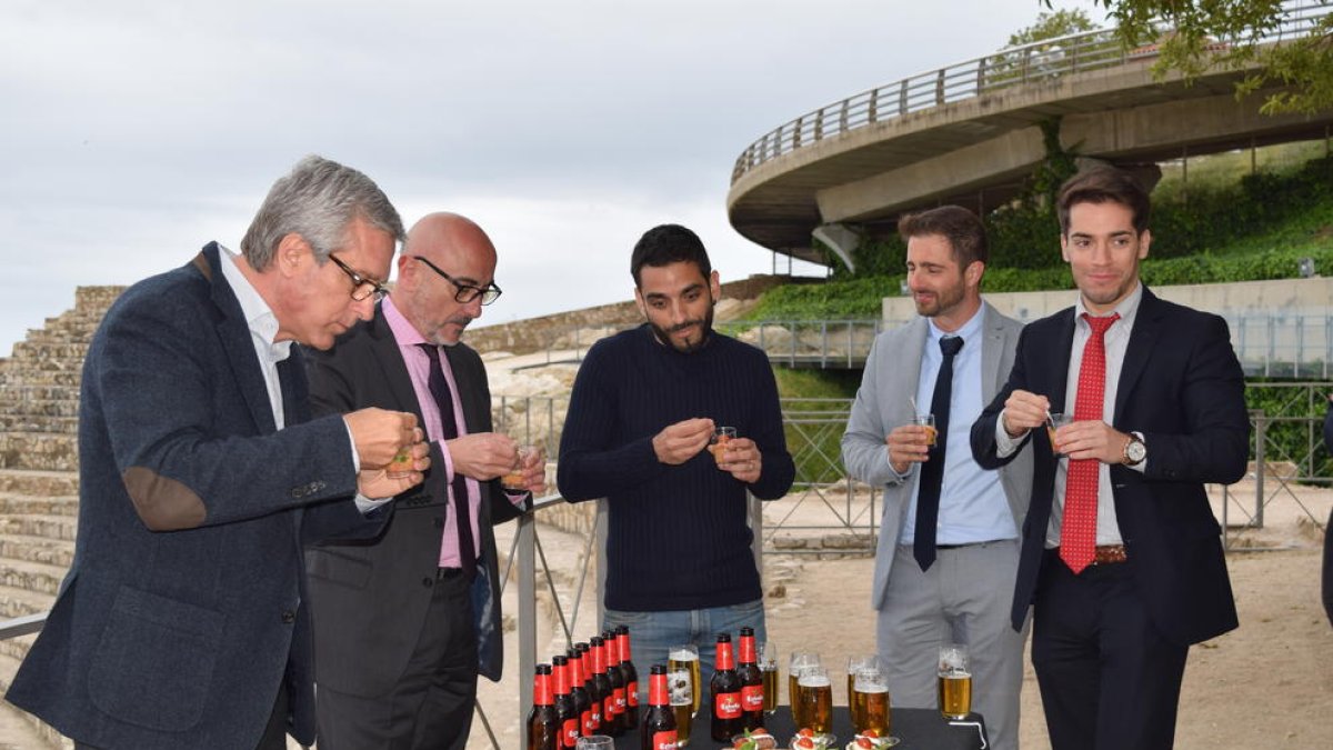 Josep Fèlix Ballesteros, Josep Lluís Castro y restauradores, degustando tapas en el Anfiteatro.