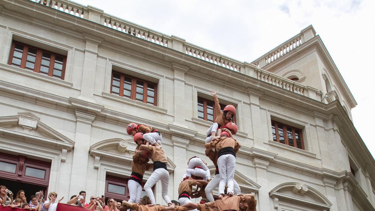 La tronada, els balls de lluïment i els castells dels Xiquets, protagonistes a la Mercadal