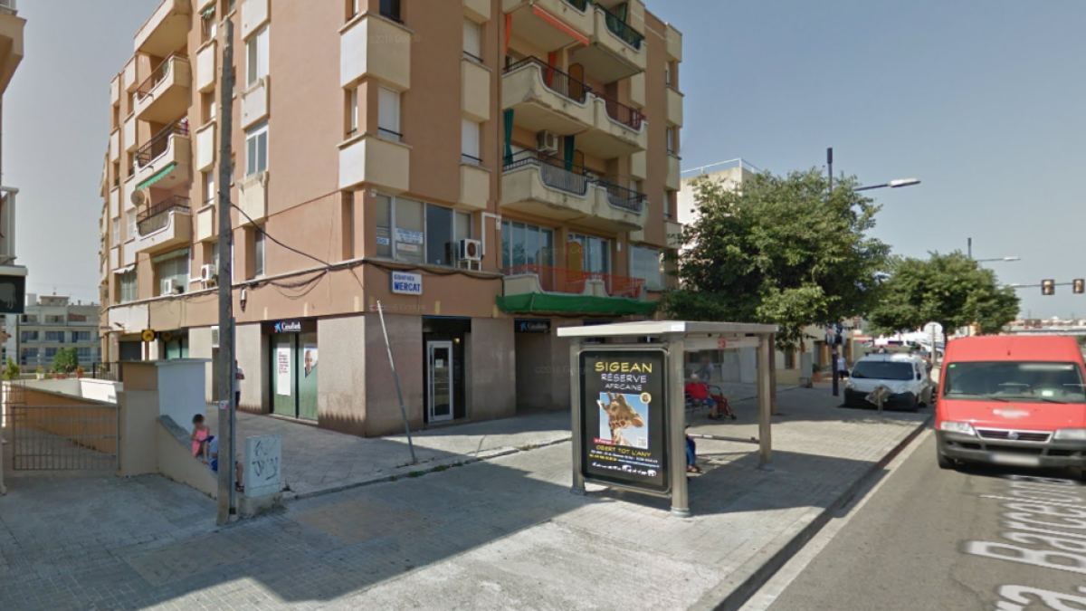 El antiguo edificio del Mercat de Calafell está situado en el número 90 de la carretera de Barcelona.