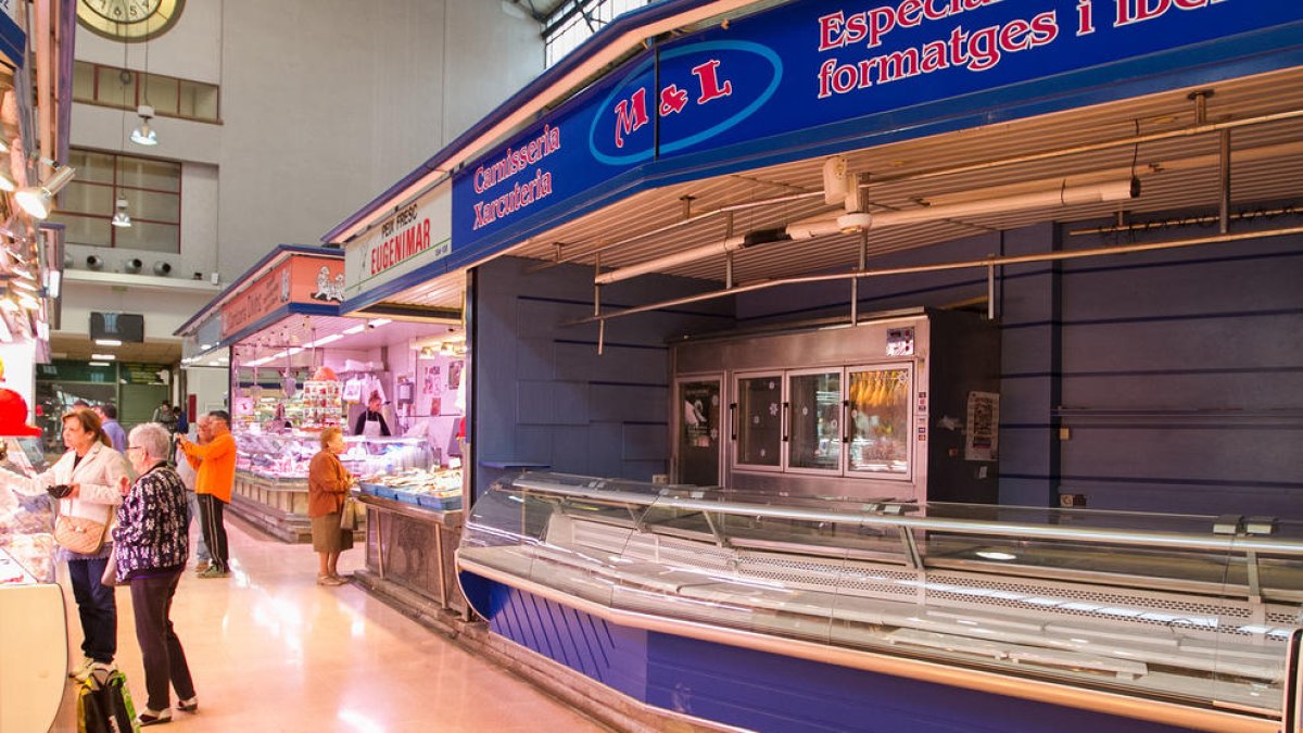 Una de les 29 parades que romanen tancades al Mercat Central.