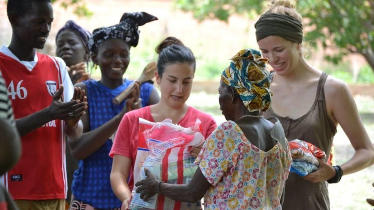 Dues de les participants del projecte durant la seva estada al Senegal.