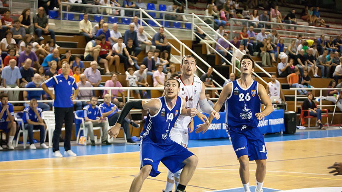 James, del Sammic, entre Ferran Torres (esquerra) i Dani Martínez, en el darrer partit a casa.