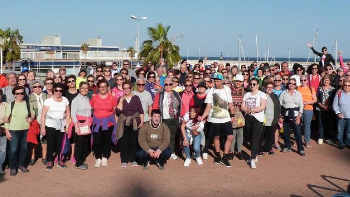 Fotografía de familia de los participantes a la caminata.