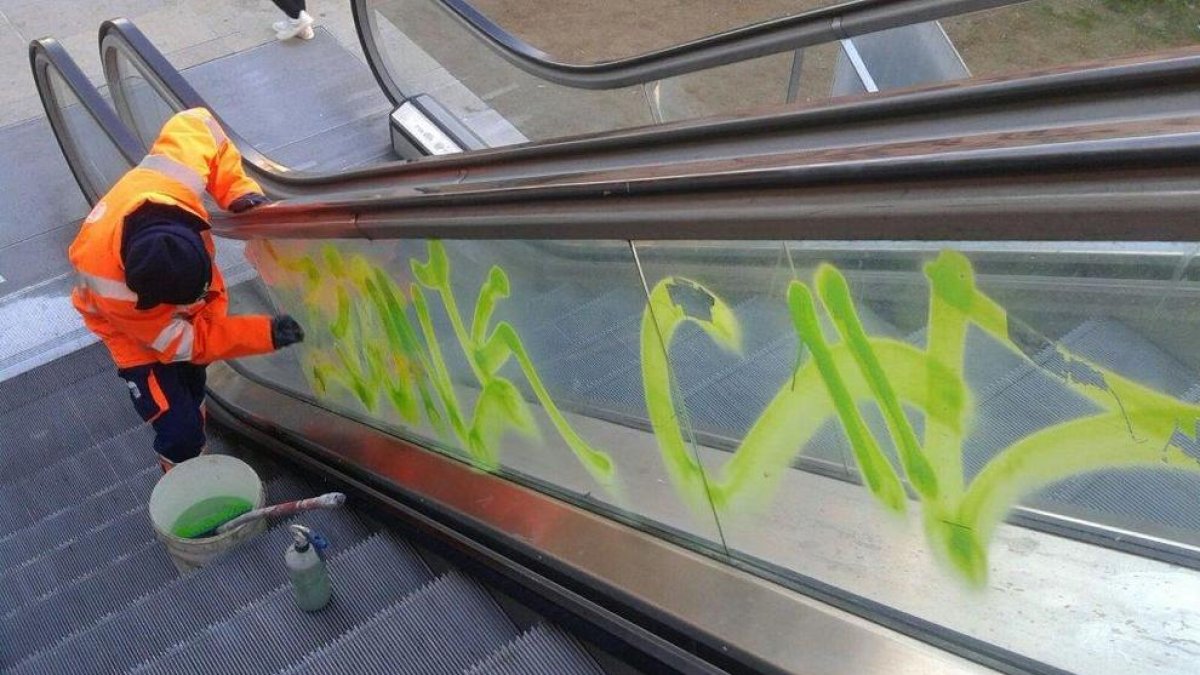 Un operario limpiando una de las pintadas.