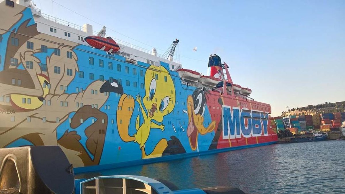 Vista parcial del barco Moby Dada atracado en el Puerto de Barcelona.