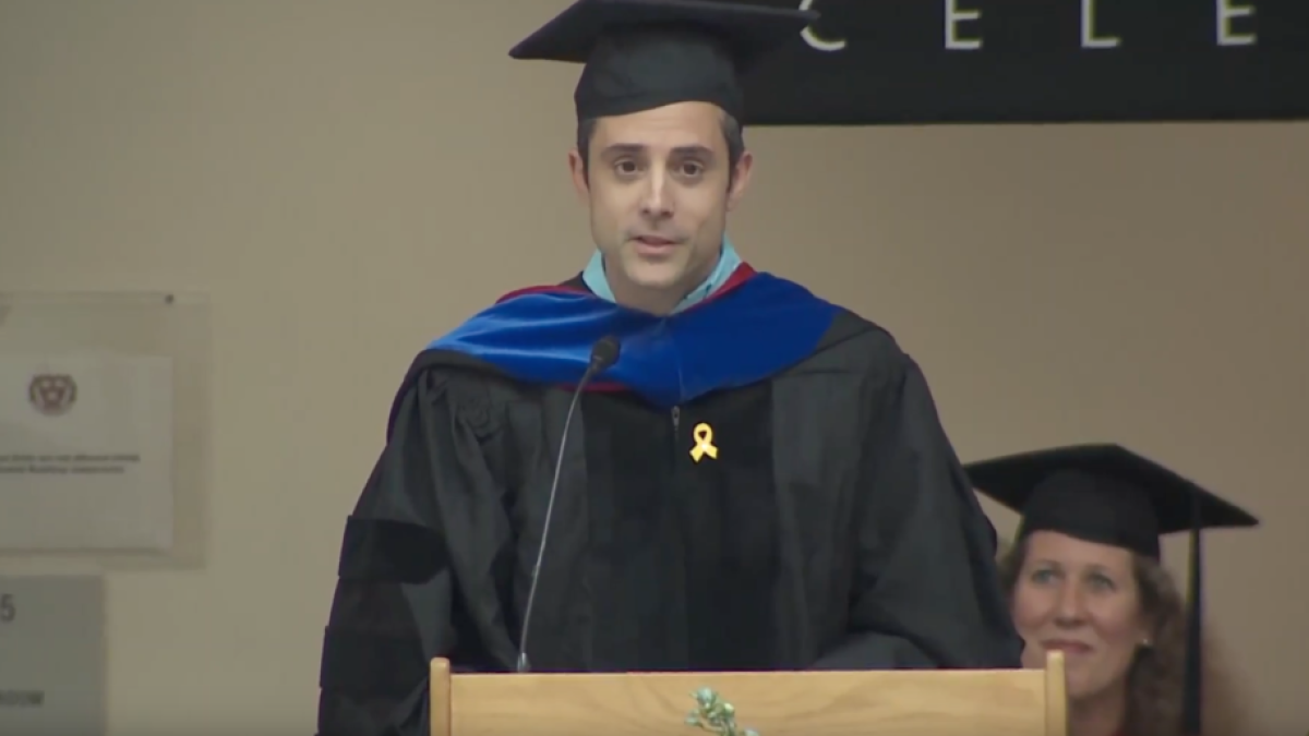 Captura de pantalla del vídeo de Bernat Ollé durante el discurso de graduación a