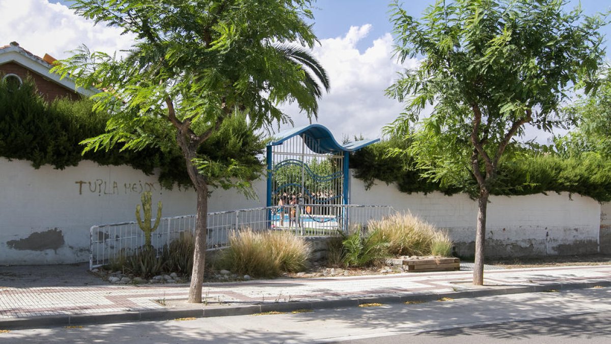 Puerta de entrada de la piscina municipal, el martes por la tarde.