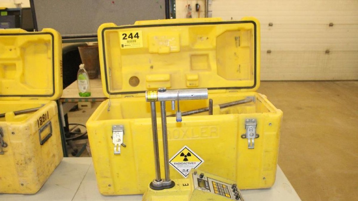 El maletín de color amarillo lleva un equipamiento de medida de densidad y humedad del terreno que contiene fuentes radiactivas.