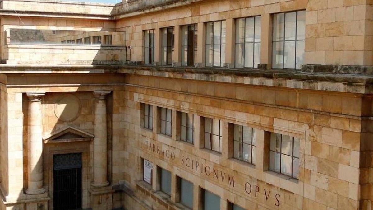 La fachada del edificio del Museu Nacional de Arqueologia de Tarragona de la plaza del Rei.