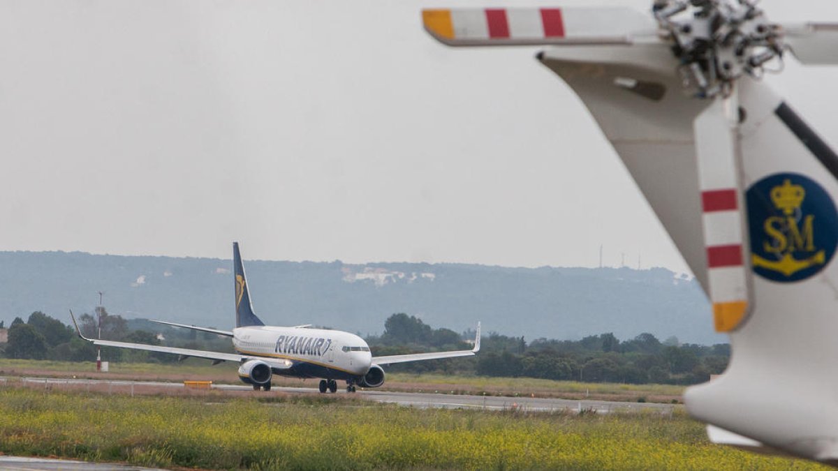 Una imatge d'arxiu d'un avió de Ryanair a les instal·lacions de l'Aeroport de Reus.