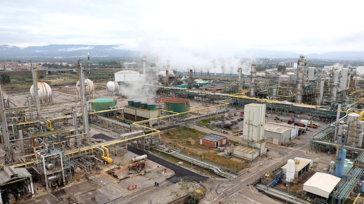 Imagen del Complejo Industrial de Repsol desde la nueva planta de Polietilè Metal·locè.