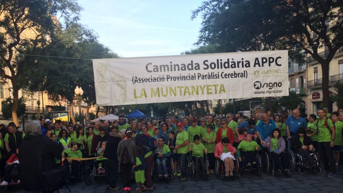 La caminada ha tingut com a punt de sortida i arribada la Rambla Nova tarragonina.