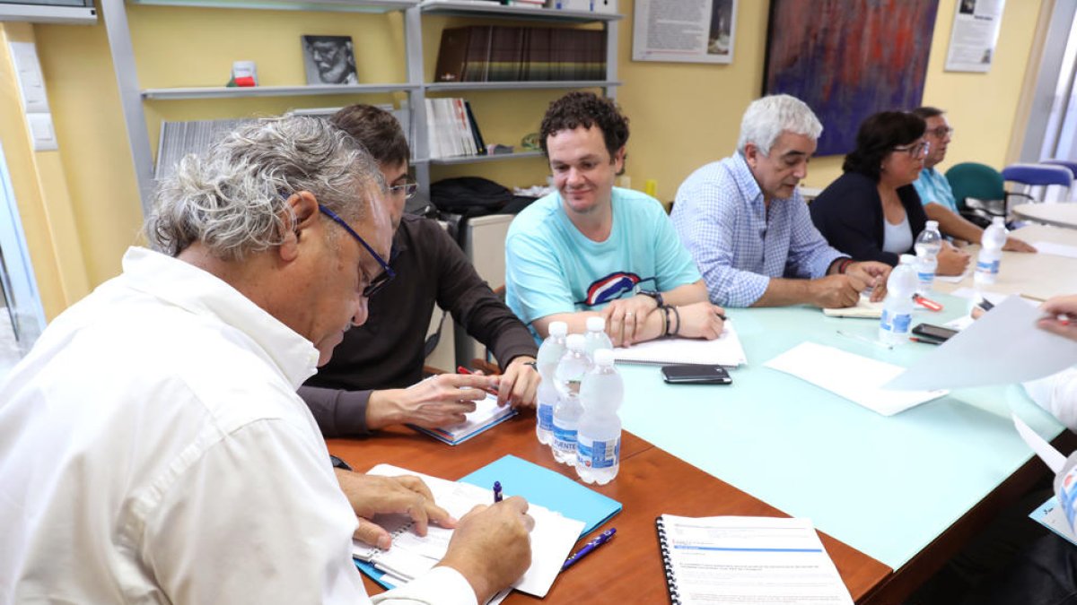 Imatge de la reunió de representants de Salut amb membres de la Coordinadora d'Entitats.