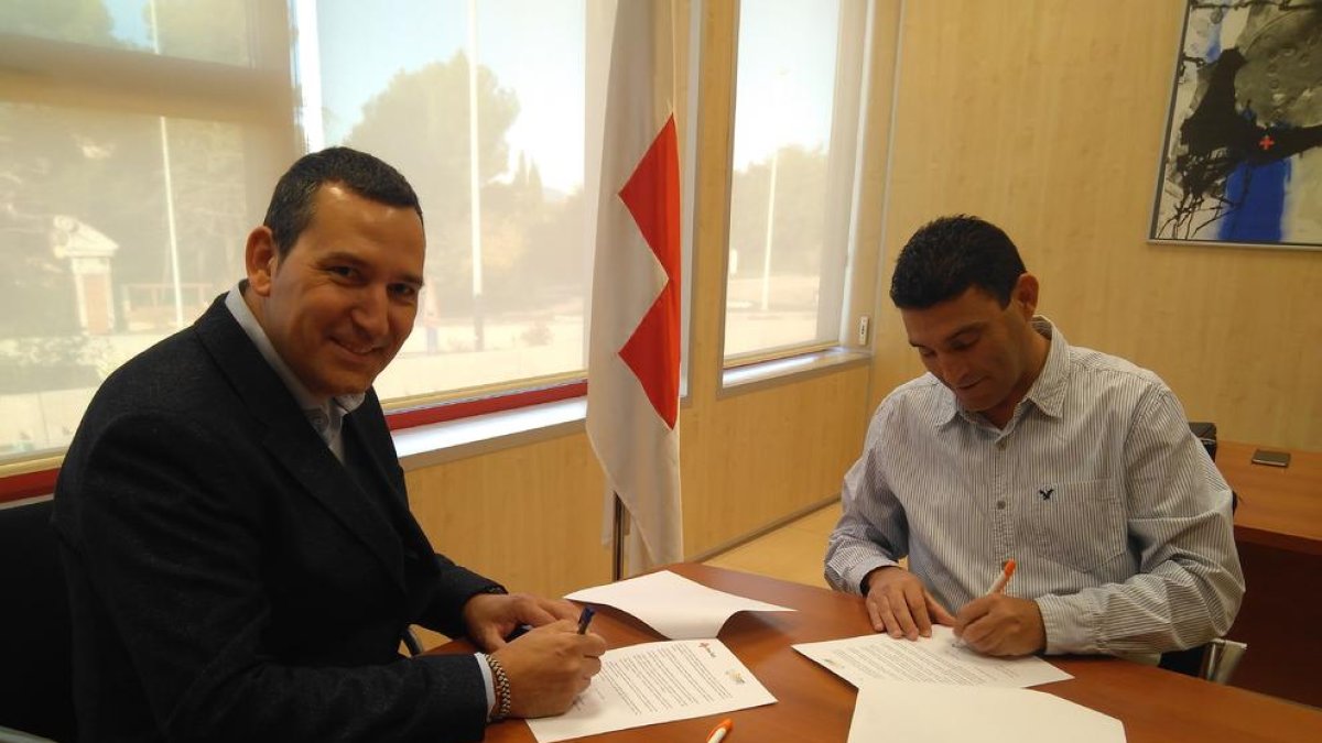 El administrador de Solcam Energía SL, Marc Segura, y el presidente del Comité Provincial de la Cruz Roja en Tarragona, Ramon Grau, han firmado hoy el convenio que posibilita esta ayuda.