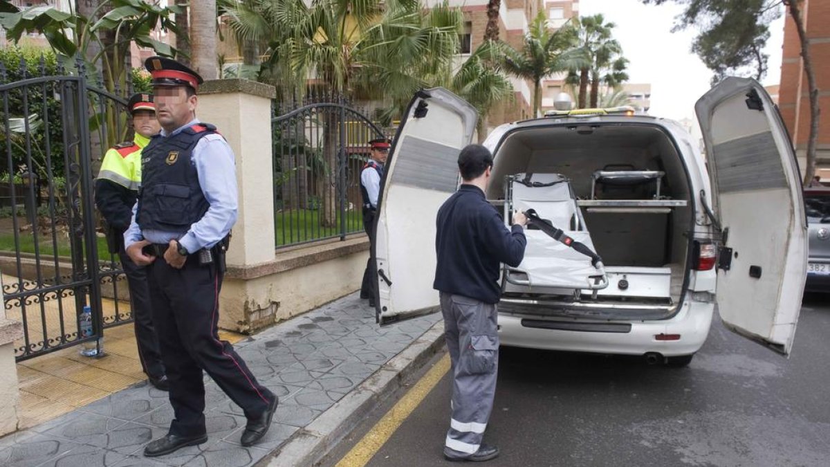 El homicida habría seguido a la mujer de 54 años hasta el ascensor, donde lo habría agredido hasta matarla