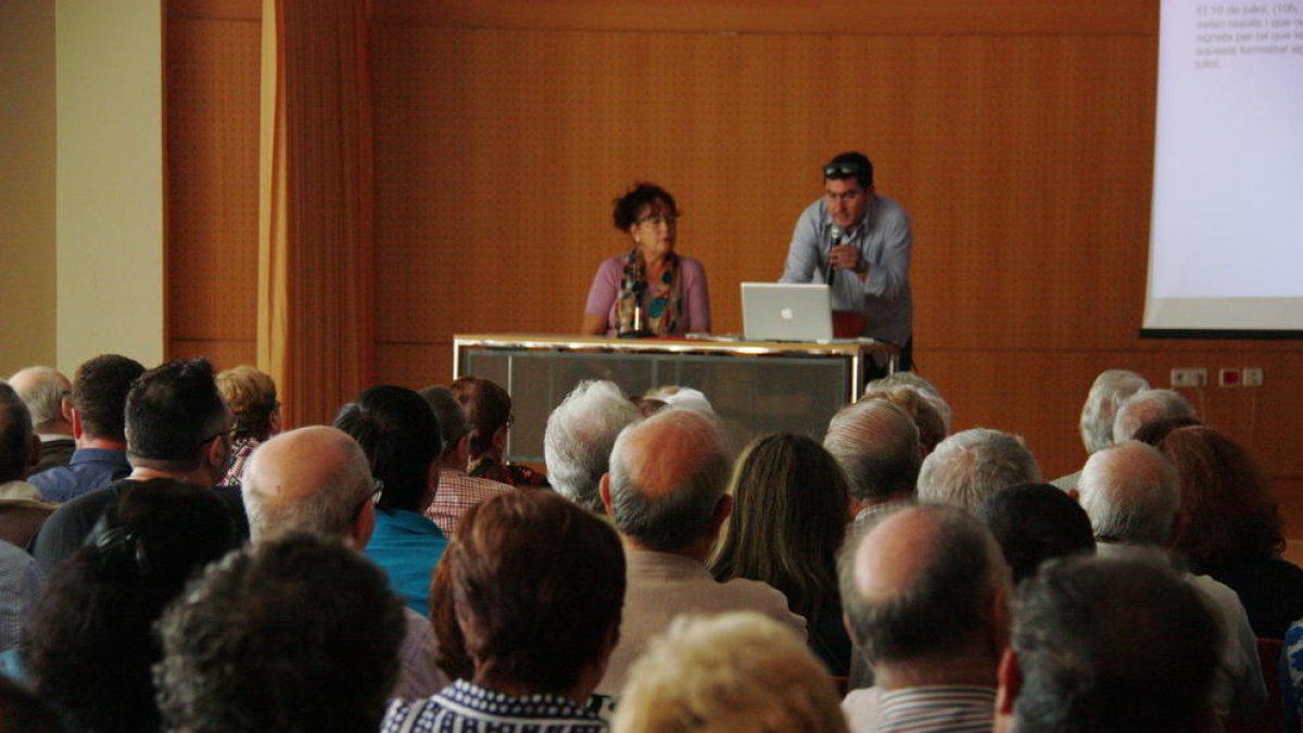 El presidente de la Plataforma de Afectados por la Cooperativa Agrícola de Cambrils, Dani Pallejà, hablando con los afectados.