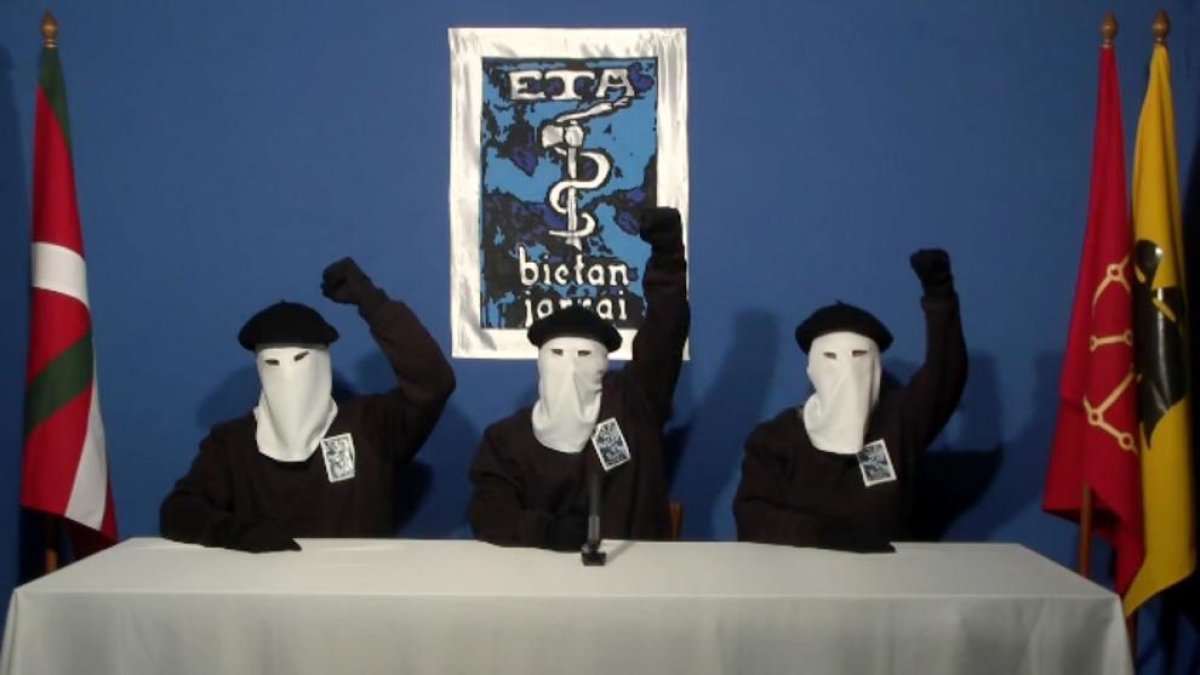 Membres de la banda terrorista, el 20 d'octubre del 2011, durant l'anunci del cessament de la lluita armada.