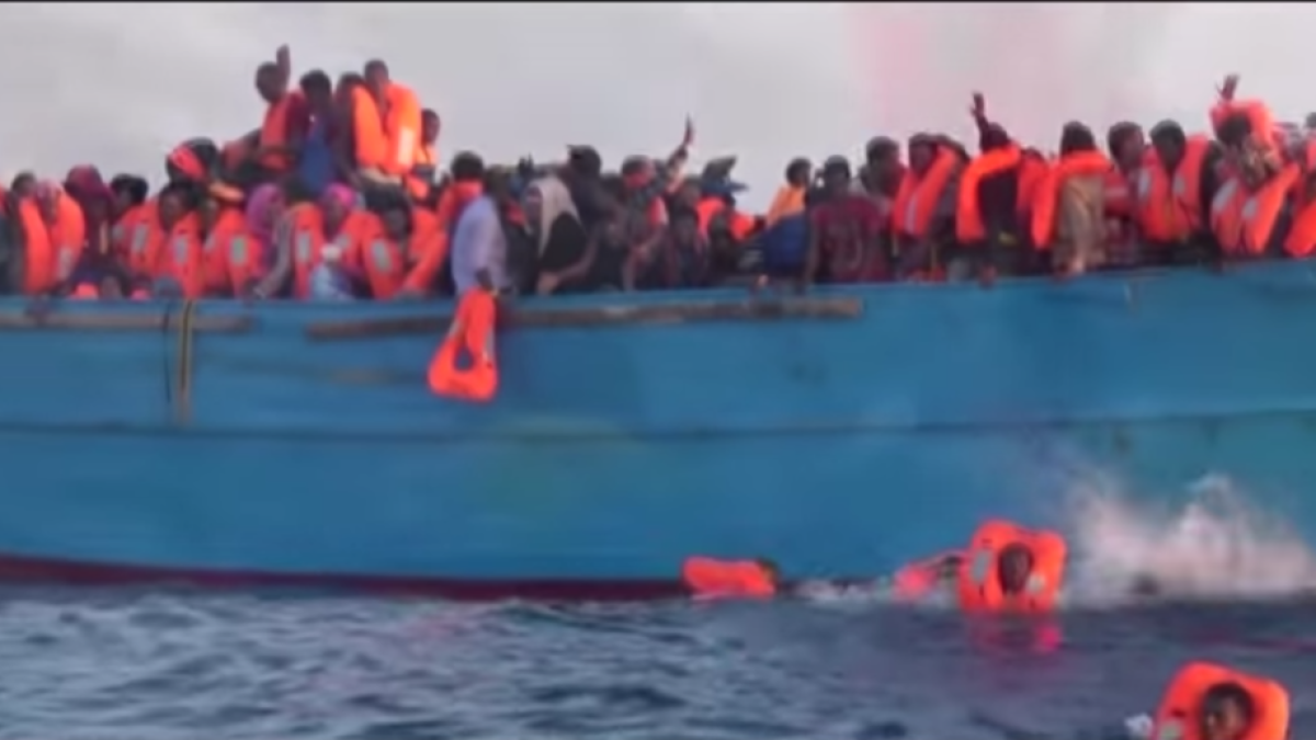 Una imatge del videoclip de la cançó de Joan Dausà on es veuen refugiats creuant el Mediterrani en condicions precàries.