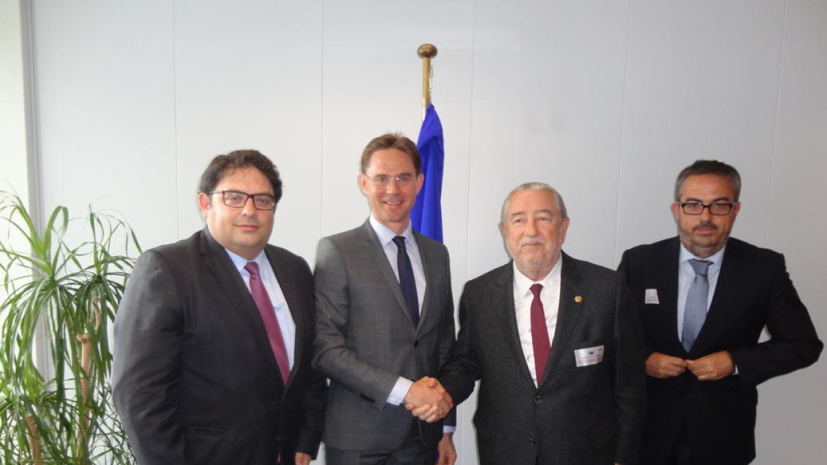 El president de la Cambra de Comerç de Tarragona, Andreu Suriol, encaixa la mà amb el vicepresident de la Comissió Europea i responsable de Treball, Creixement i Inversió, Jyrki Katainen. Al seu costat, l'eurodiputat Francesc Gambús i Martí Barberà, membr