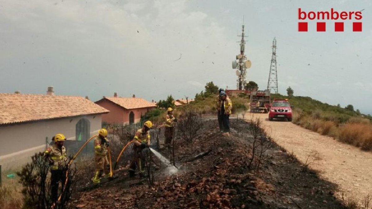 El foc ha cremat vegetació propera a habitatges.