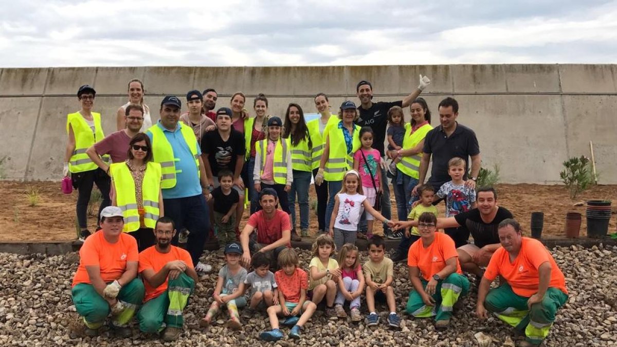 Imagen de los participantes a la jornada en motivo del Día Mundial del Medio Ambiente.