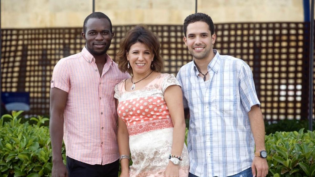 Nicolas Kone, Naima Mimoun i Hicham Elghodasse, s'estan formant a Tarragona.