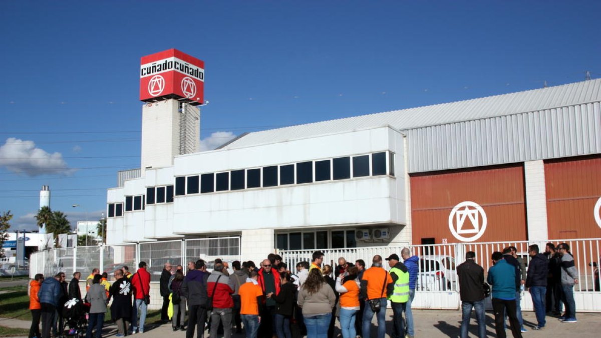 La protesta de trabajadores de las ambulancias en el polígono Riu Clar de Tarragona.