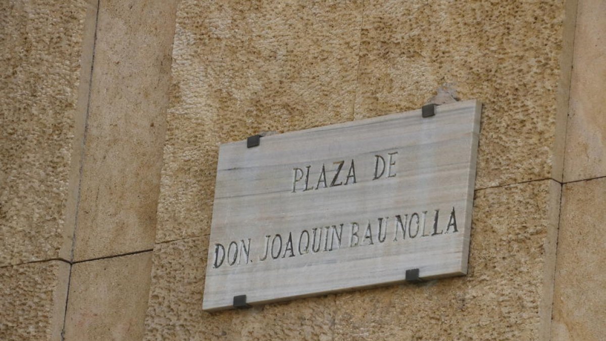 Placa de la actual plaza Joaquim Bau que será sustituida por el de plaza 1 de octubre, este 2 de octubre de 2017.