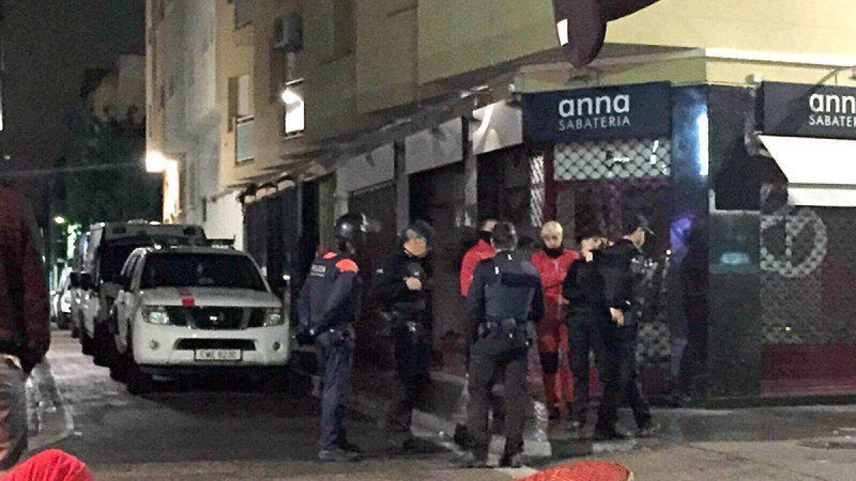 Control policial en la calle Monturiol de Calafel, origen del conflicto por los ruidos.