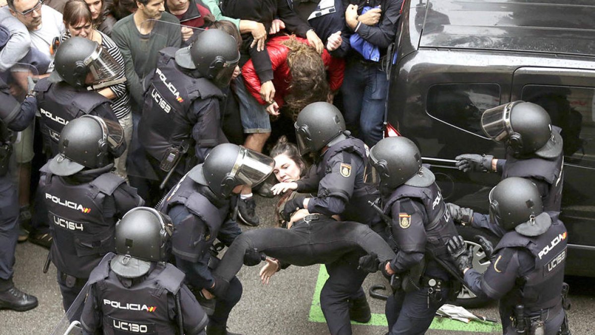 Intervención policial en la escuela Ramon Llull de Barcelona.