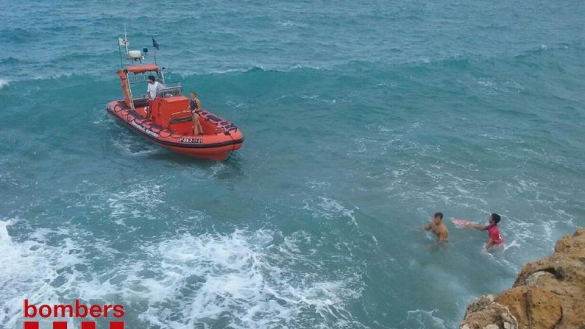 Els bombers van rebre suport des de l'aigua de Salvament Marítim.