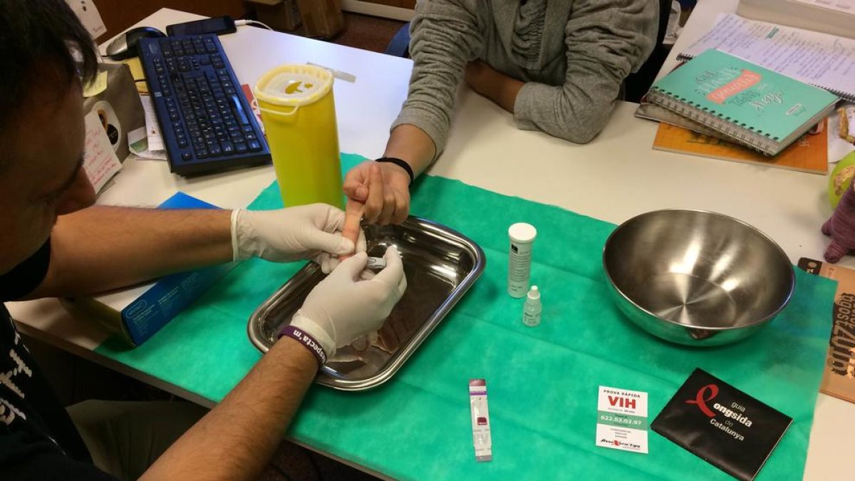 En la oficina de Salud Joven de la antigua universidad del Imperial Tàrraco se realizan pruebas rápidas.