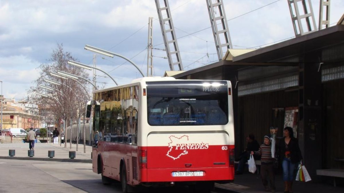 Un autocar parado en la parada de autobuses del Vendrell.