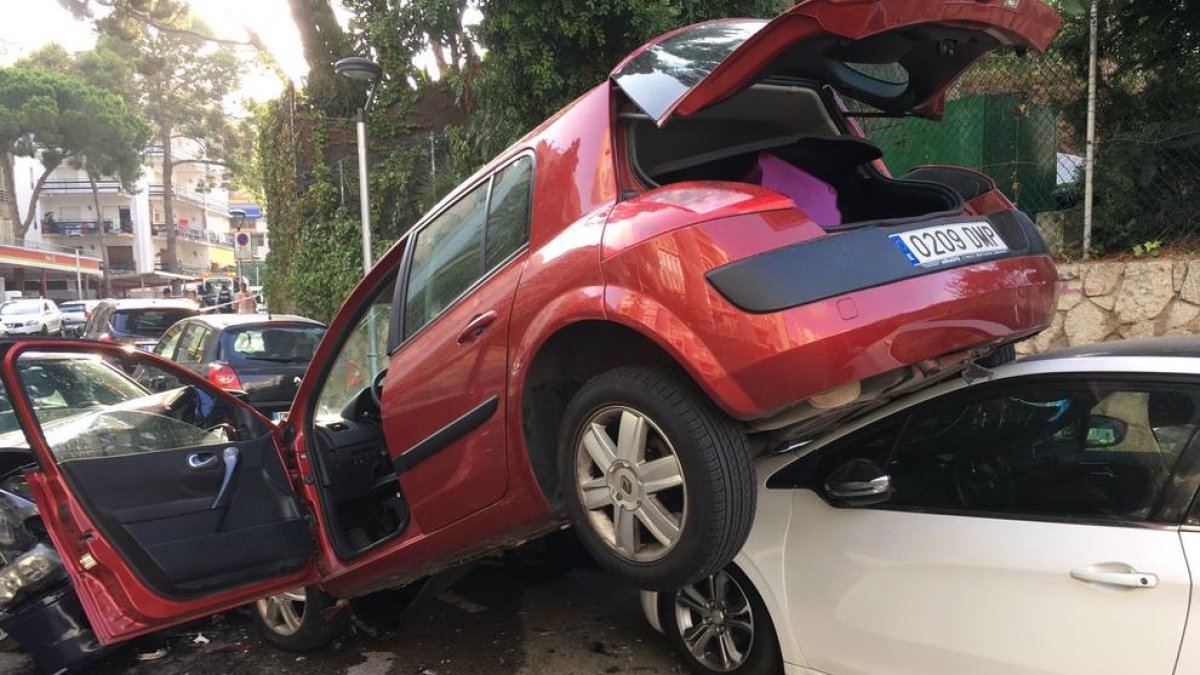 Un conductor provoca un accidente al huir de la policía