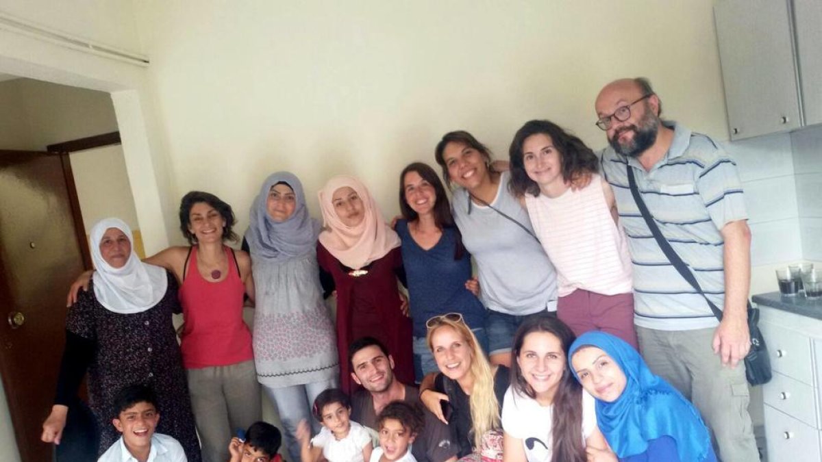Membres de l'ONG amb alguns dels refugiats que han aconseguit atendre en pisos de lloguer.