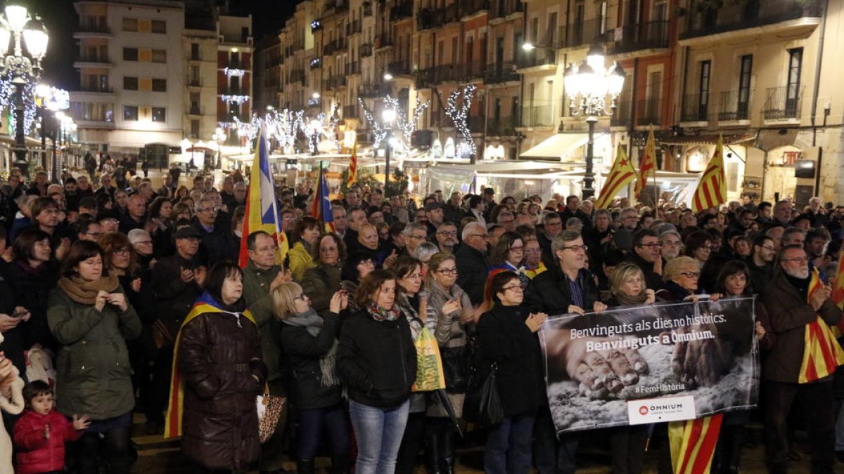 Plan|Plano abierto de la concentración de la plaza de la Fuente de Tarragona en apoyo|soporte a la presidenta del Parlamento, Carme Forcadell, que ha reunido a unas 400 personas.