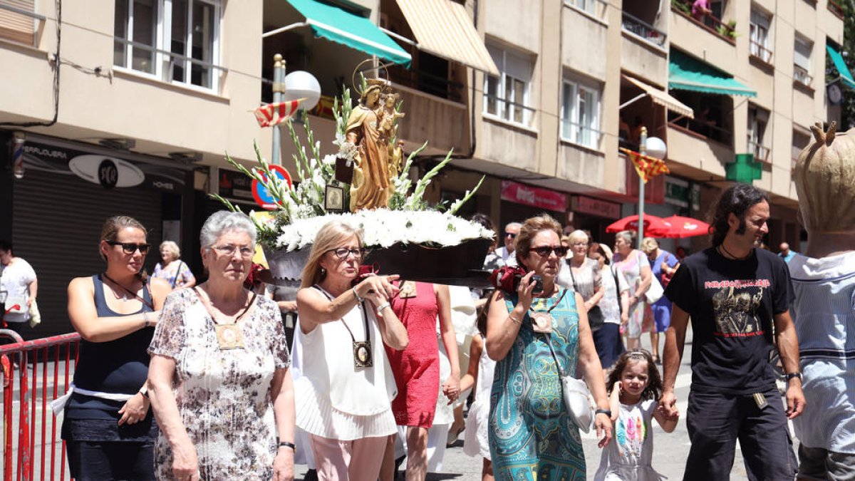 La processó de la Santa Imatge ha recorregut els carrers del barri.