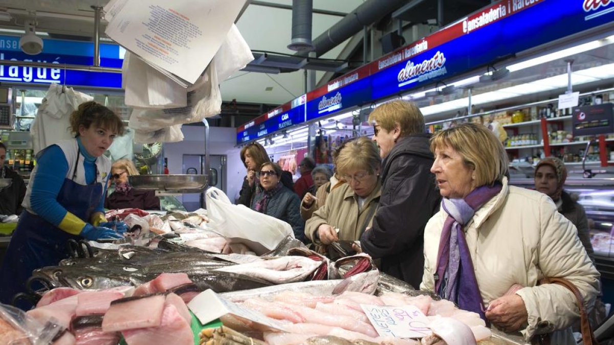 Los paradistas contrarios al nuevo horario del Mercat, dispuestos a movilizarse