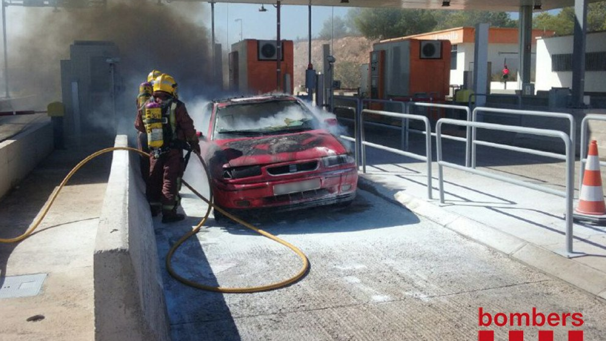 S'incendia un vehicle al peatge de l'AP-7 a l'Ampolla