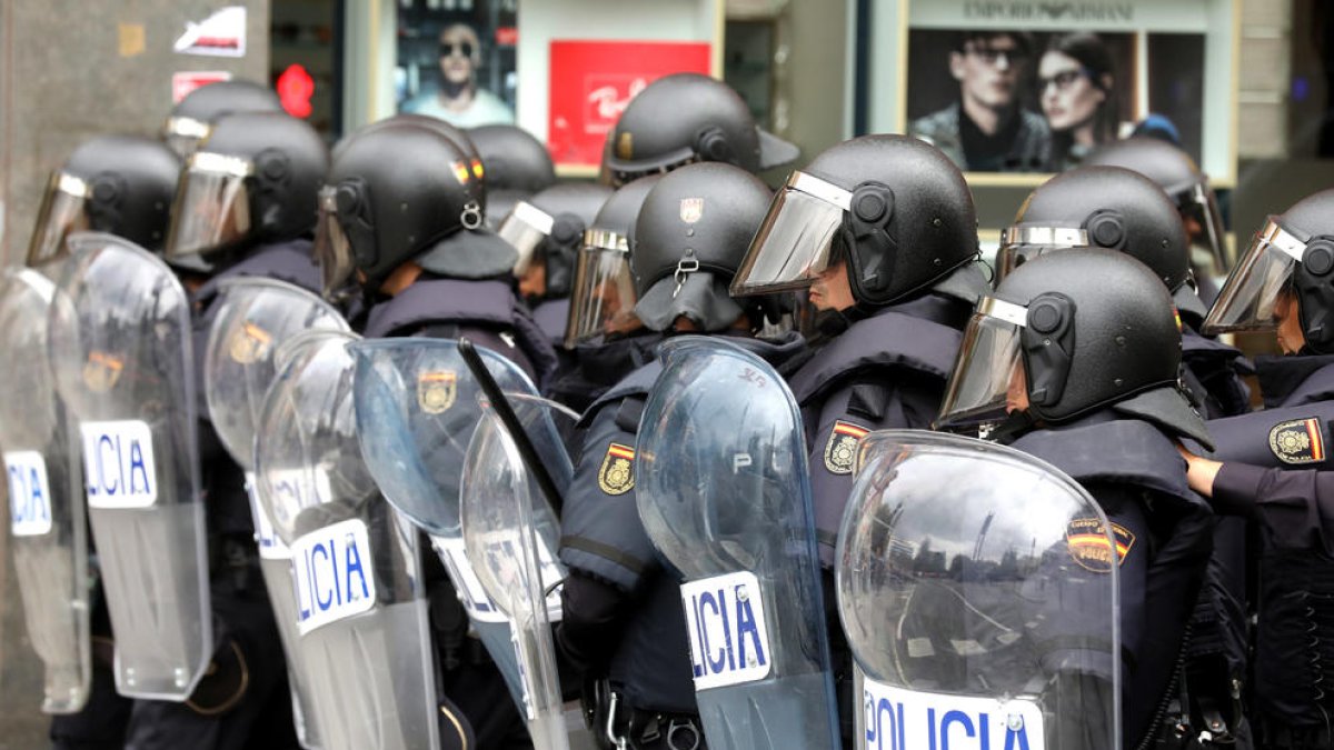 Un momento de la actuación de la Policía en la Plaza Imperial Tàrraco el 1 de octubre.