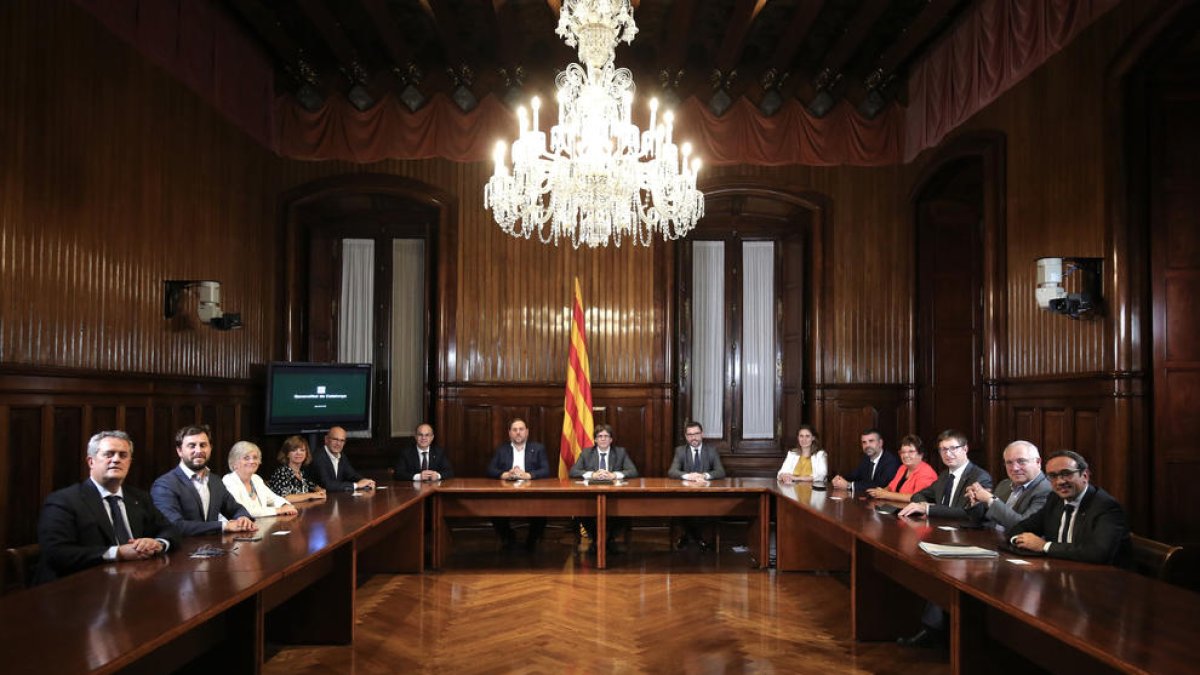 El Consell Executiu reunido en el Parlamento para firmar el decreto de convocatoria del referéndum del 1-O.