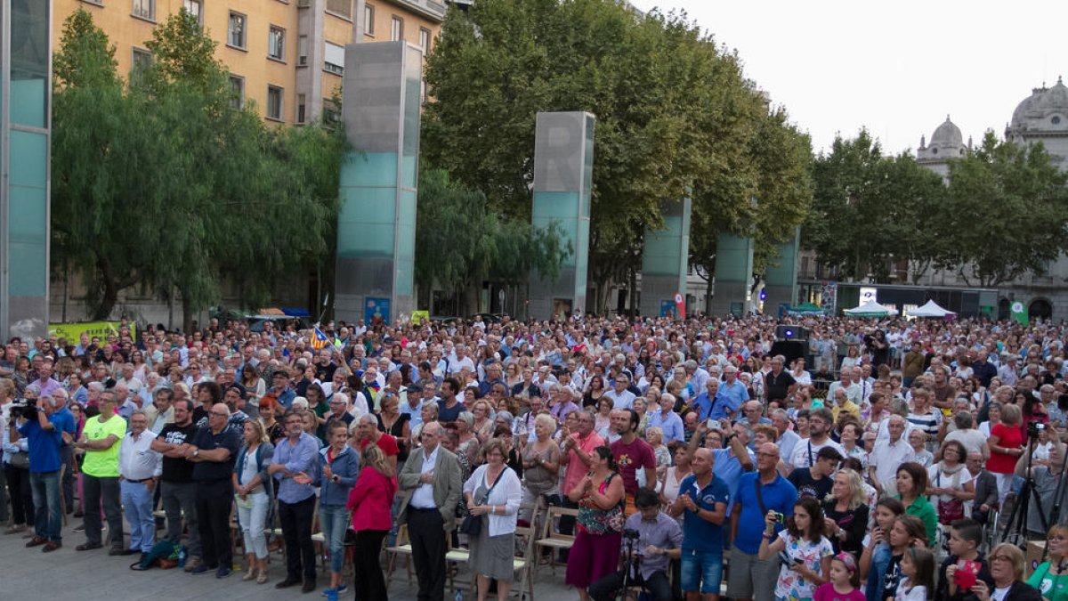 Centenares de Reusenses se concentraron ayer en un acto previo a la Diada y al 1-O y en el cual participaron personalidades como David Fernández y Joana Ortega.