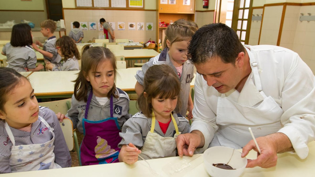 La Pastisseria Huguet ensenya a fer piruletes de xocolata