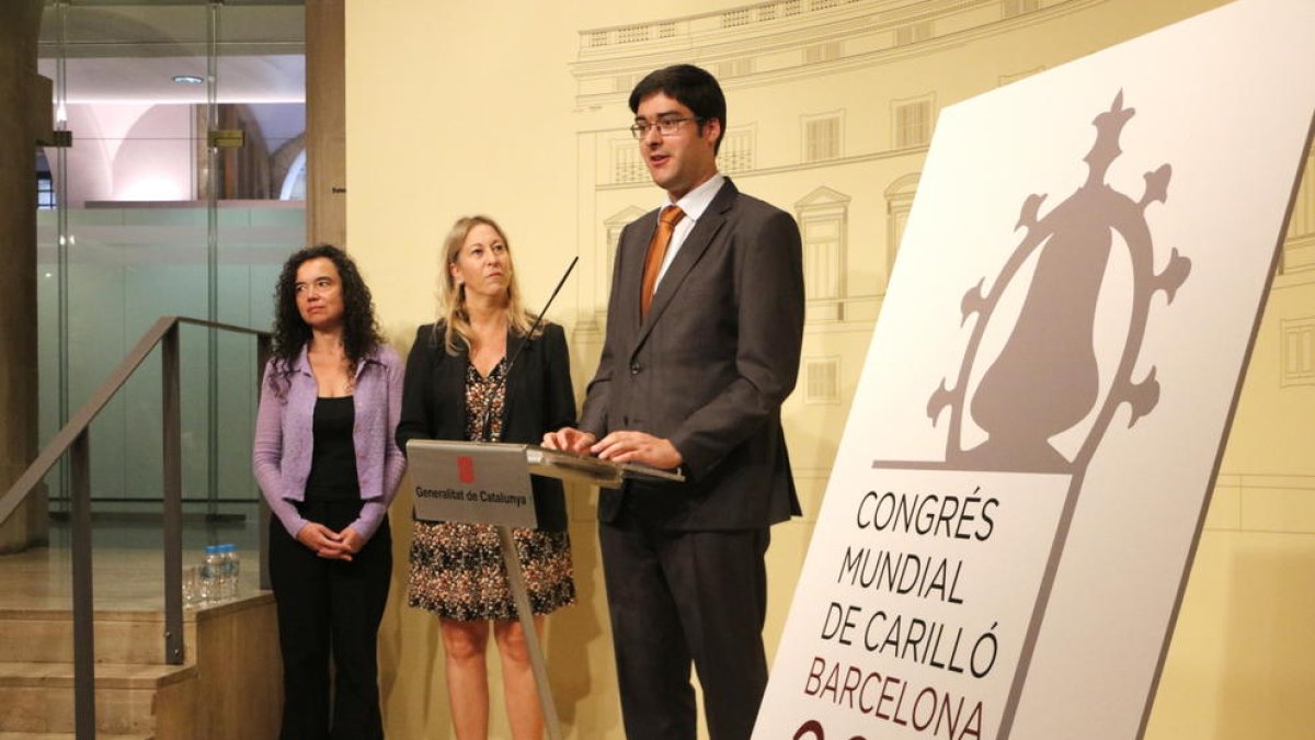 El secretari de la Confraria de Campaners i Carillonistes de Catalunya, Ramón Gené, la carillonista del Palau de la Generalitat, Anna Maria Reverté, i la portaveu del Govern, Neus Munté, durant la presentació del Congrés.